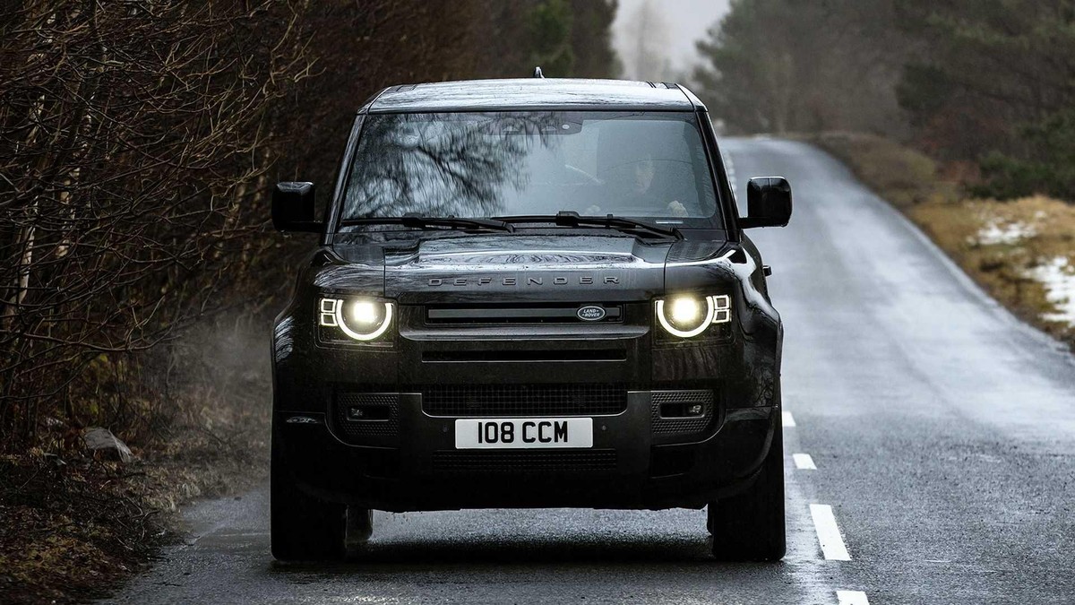 Về ngoại hình, phiên bản Land Rover Defender V8 2022 có 3 lựa chọn màu sắc dành cho khách hàng bao gồm: xám Carpathian, trắng Yulong và đen Santorini. Ngoài ra, hãng còn đề nghị thêm các gói độ thiết kế ngoại thất cao cấp hơn là như là Carpathian với tổng thể thân xe được sơn màu xám cùng với các điểm nhấn lớp sơn màu đen Narvik phủ bên ngoài nắp ca-pô, mui xe và cửa sau, huy hiệu dành riêng cho bản độ đặt bên ngoài xe.