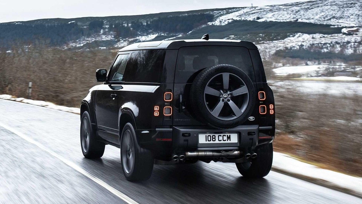 Đặc điểm nhận dạng nổi bật của chiếc Defender V8 nằm ở kẹp phanh trước màu xanh Xenon, hệ thống 4 ống xả, mâm xe đường kính 22 inch…