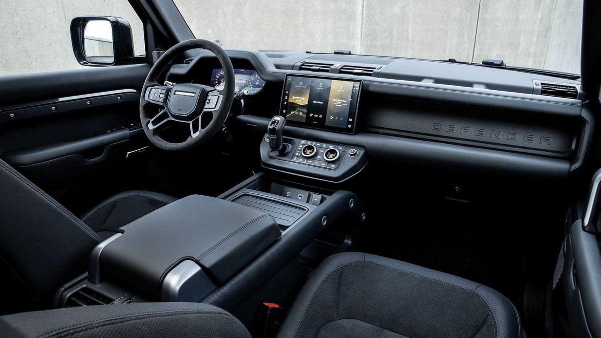 Một thay đổi thú vị của Defender 2022 so với các phiên bản thấp hơn đó là Land Rover đã đem đến hệ thống thông tin giải trí Pivi Pro, với màn hình trung tâm có kích thước 11,4 inch thay vì 10 inch như đang được sử dụng. Từ phiên bản 2022, sạc không dây sẽ trở thành trang bị tiêu chuẩn trên các mẫu Defender.