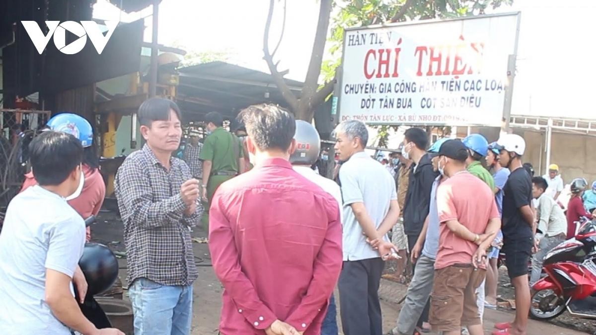 Đông người dân đến xem công an khám nghiệm hiện trường.