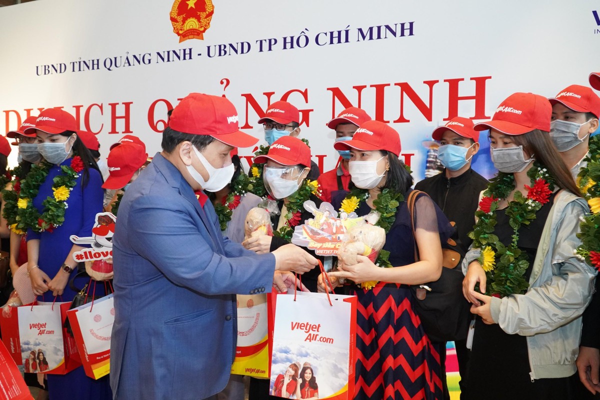 Giám đốc Điều hành Vietjet Đinh Việt Phương tặng quà cho khách.