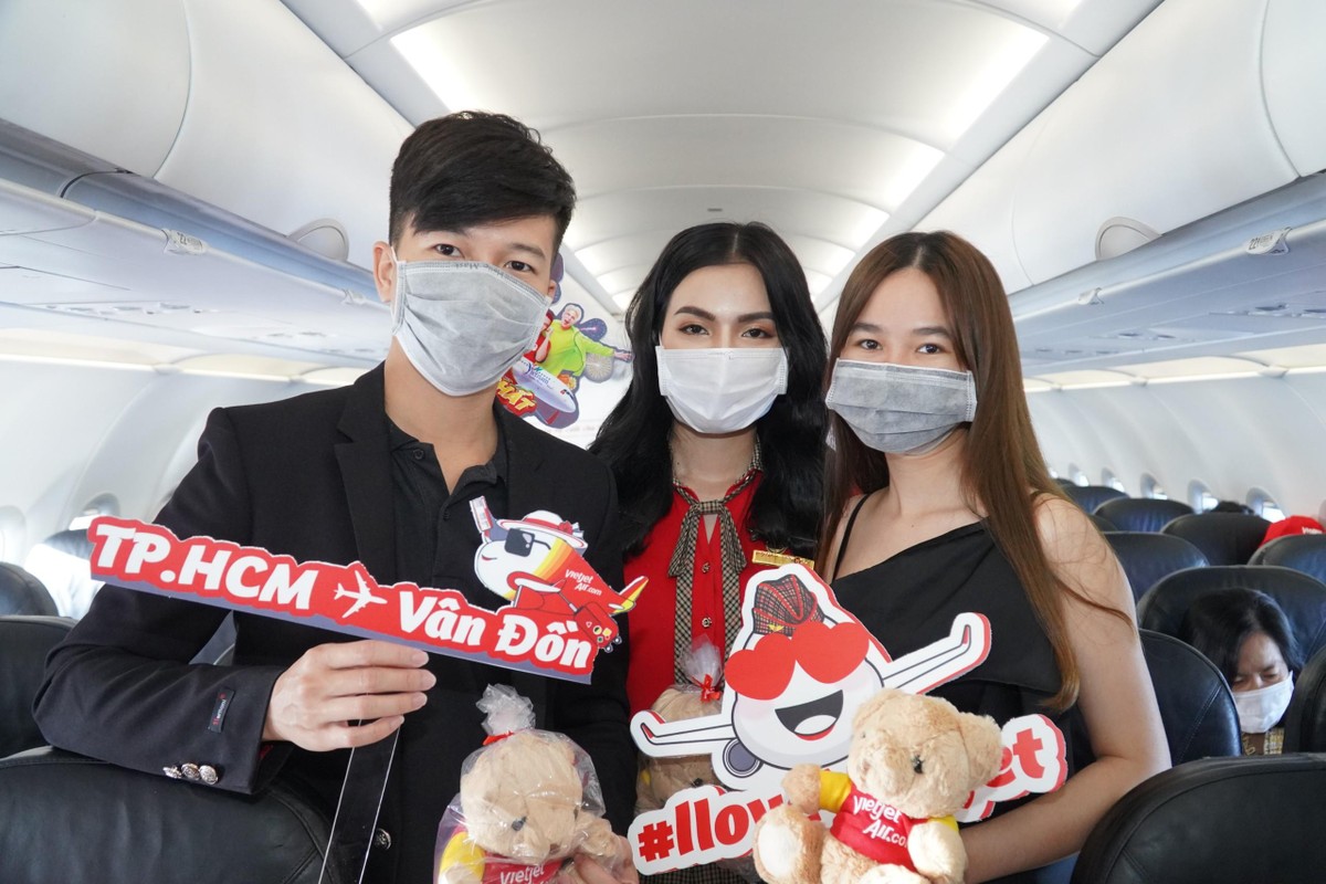 Hành khách vui mừng ngày trở lại sân bay Vân Đồn.