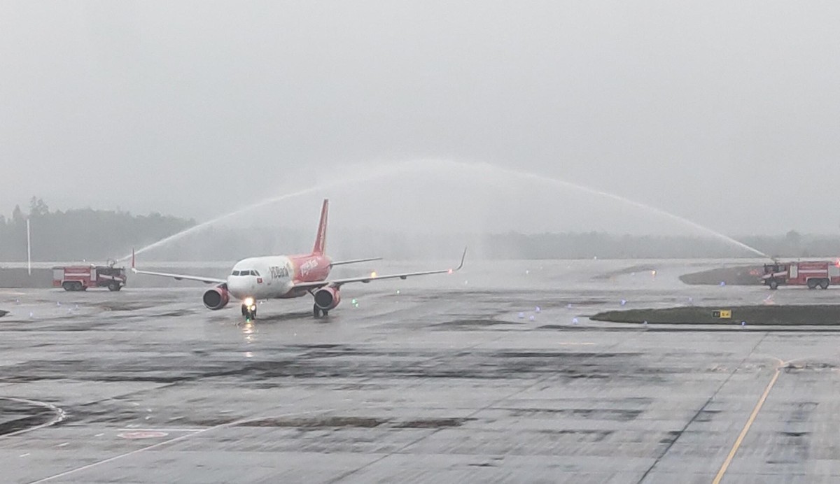Vòi rồng chào đón chuyến bay ngày 3/3 tại sân bay Vân Đồn.