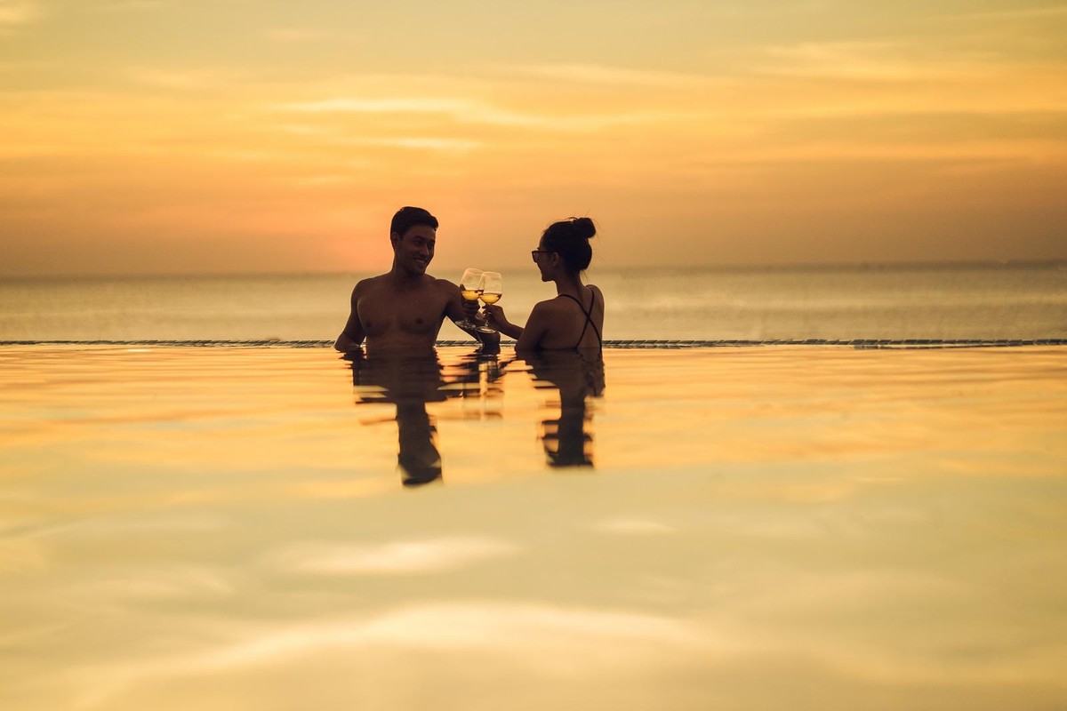 Đón ánh hoàng hôn diễm lệ là trải nghiệm độc đáo của cư dân và du khách tại thị trấn Địa Trung Hải Nam Phú Quốc.