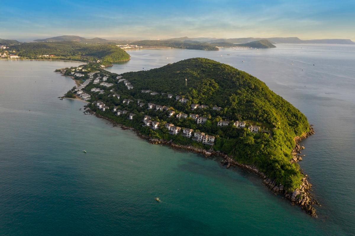 Tỷ phú Nga Dmitry Rybolovlev chi tới 200 triệu USD để biến một hòn đảo nhỏ ở Hy Lạp thành khu nghỉ dưỡng sang trọng. Doanh nhân Yoshihisa Midorikawa cũng quyết định mua một hòn đảo không có người ở ngoài khơi Ise-Shima, Nhật Bản để “có xứ sở của riêng mình, nơi không phải lo lắng về việc bị nhiễm dịch bệnh”. Theo công ty tư vấn Web Tổng Nhà Cái 99Kl99 Giải Trí Bậc Nhất Knight Frank, mức độ quan tâm đến BĐS đảo tư nhân của khách hàng siêu giàu đã tăng gấp 7 lần trong vòng 12 tháng qua.