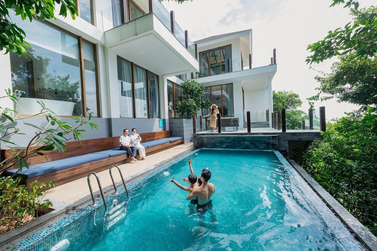 Trong mỗi biệt thự đều sở hữu bể bơi vô cực xoay ngang, nhằm mở rộng không gian nghỉ dưỡng với góc nhìn lên tới 135 độ, đủ riêng tư nhưng cũng đủ phóng khoáng, mang tới không gian thư giãn lý tưởng. “Những gốc cây nguyên bản từ trước khi xây biệt thự được giữ lại tối đa”, đại diện chủ Kl99ok phiên bản mới tiết lộ.