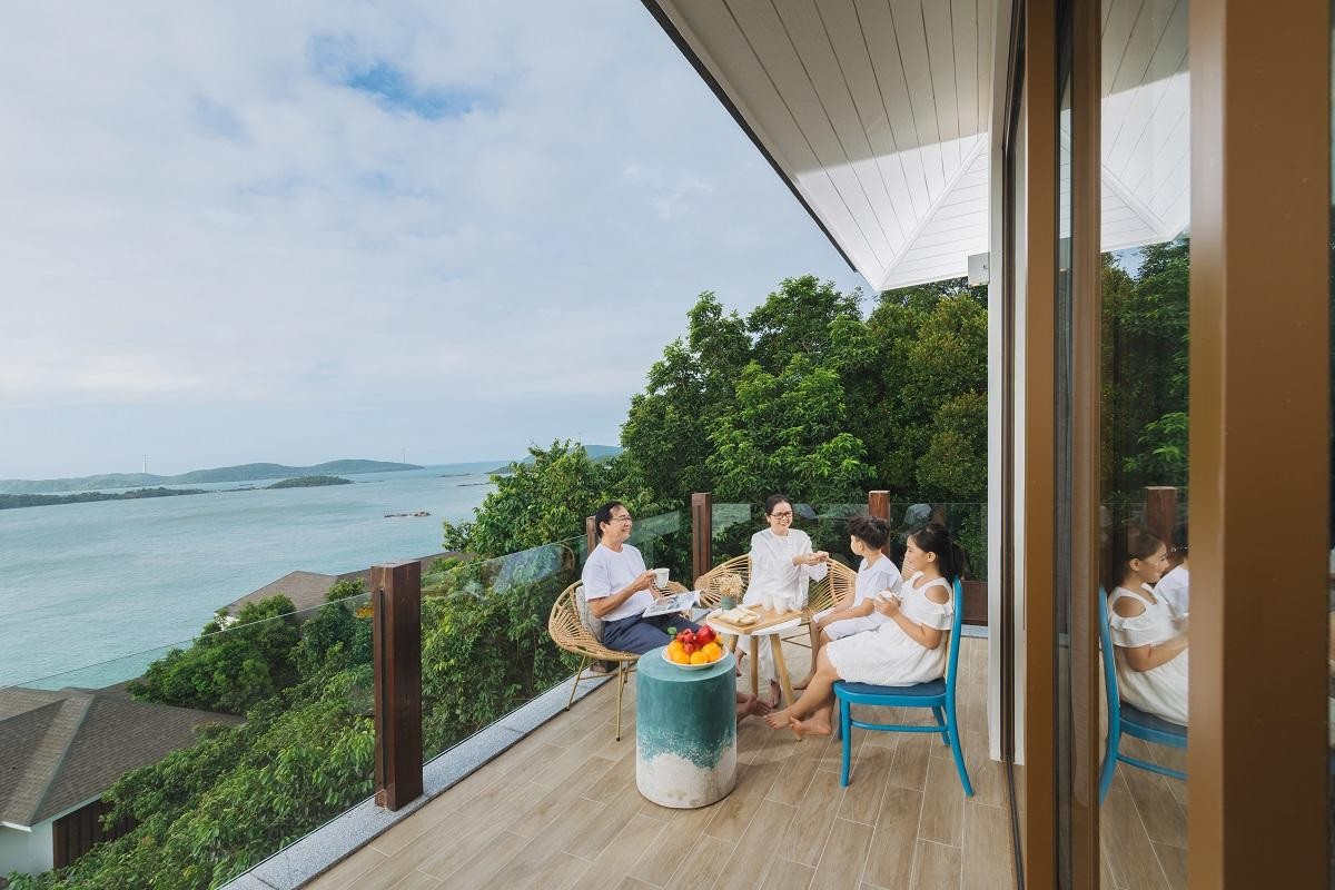 Tại đây, giới thượng lưu có thể tận hưởng kỳ nghỉ dưỡng tuyệt vời bên gia đình và người thân vào bất kỳ thời điểm nào trong năm, khám phá hệ động thực vật phong phú và rực rỡ sắc màu qua làn nước xanh ngọc bích đặc trưng của vùng Nam đảo.