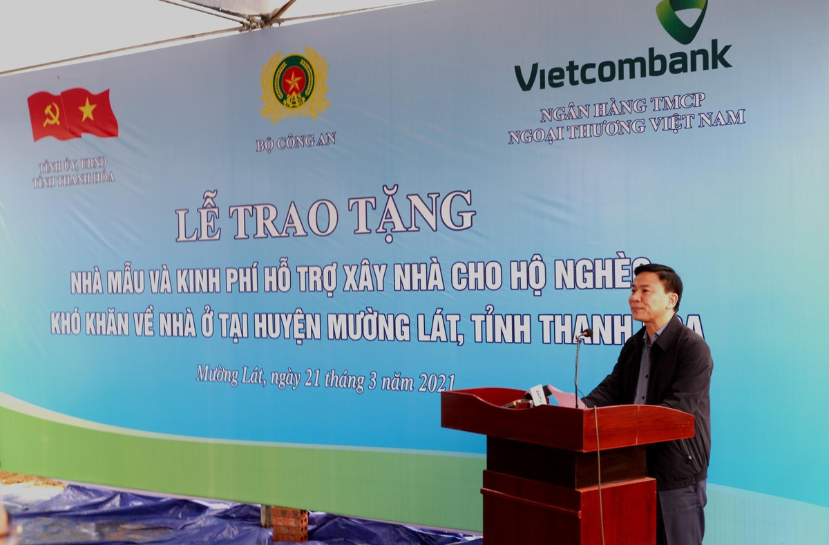 Đồng chí Đỗ Trọng Hưng, Ủy viên BCH Trung ương Đảng, Bí thứ Tỉnh ủy, Chủ tịch HĐND tỉnh, Trưởng đoàn ĐBQH tỉnh Thanh Hóa phát biểu tại buổi lễ. Đồng chí Đỗ Trọng Hưng, Ủy viên BCH Trung ương Đảng, Bí thứ Tỉnh ủy, Chủ tịch HĐND tỉnh, Trưởng đoàn ĐBQH tỉnh Thanh Hóa phát biểu tại buổi lễ.