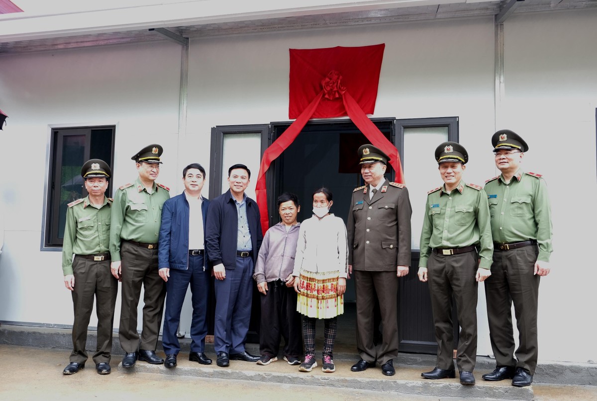 Đại tướng Tô Lâm - Ủy viên Bộ Kl991.com tải ứng dụng, Bộ trưởng Bộ Công (thứ 3 từ phải sang) cùng các Ủy viên BCH Trung ương Đảng: đồng chí Đỗ Trọng Hưng - Bí thư Tỉnh ủy tỉnh Thanh Hóa (thứ 4 từ trái sang); đồng chí Nghiêm Xuân Thành – Bí thư Đảng ủy, Chủ tịch HĐQT Vietcombank (thứ 3 từ trái sang) và các đồng chí lãnh đạo Bộ Công an bàn giao nhà tình nghĩa cho gia đình anh Vàng A Lồng. Đại tướng Tô Lâm - Ủy viên Bộ Kl991.com tải ứng dụng, Bộ trưởng Bộ Công (thứ 3 từ phải sang) cùng các Ủy viên BCH Trung ương Đảng: đồng chí Đỗ Trọng Hưng - Bí thư Tỉnh ủy tỉnh Thanh Hóa (thứ 4 từ trái sang); đồng chí Nghiêm Xuân Thành – Bí thư Đảng ủy, Chủ tịch HĐQT Vietcombank (thứ 3 từ trái sang) và các đồng chí lãnh đạo Bộ Công an bàn giao nhà tình nghĩa cho gia đình anh Vàng A Lồng.