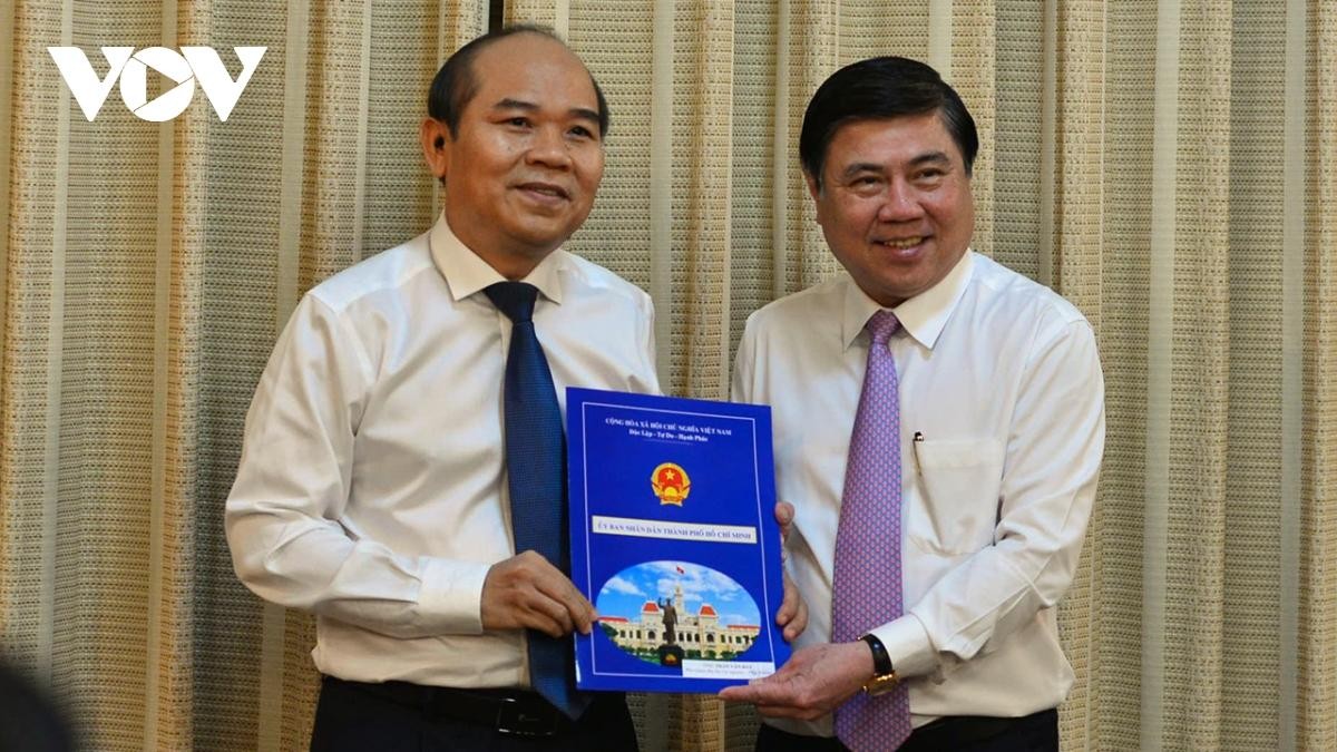 Chủ tịch UBND TP.HCM Nguyễn Thành Phong trao Quyết định cho ông Trần Văn Bảy.