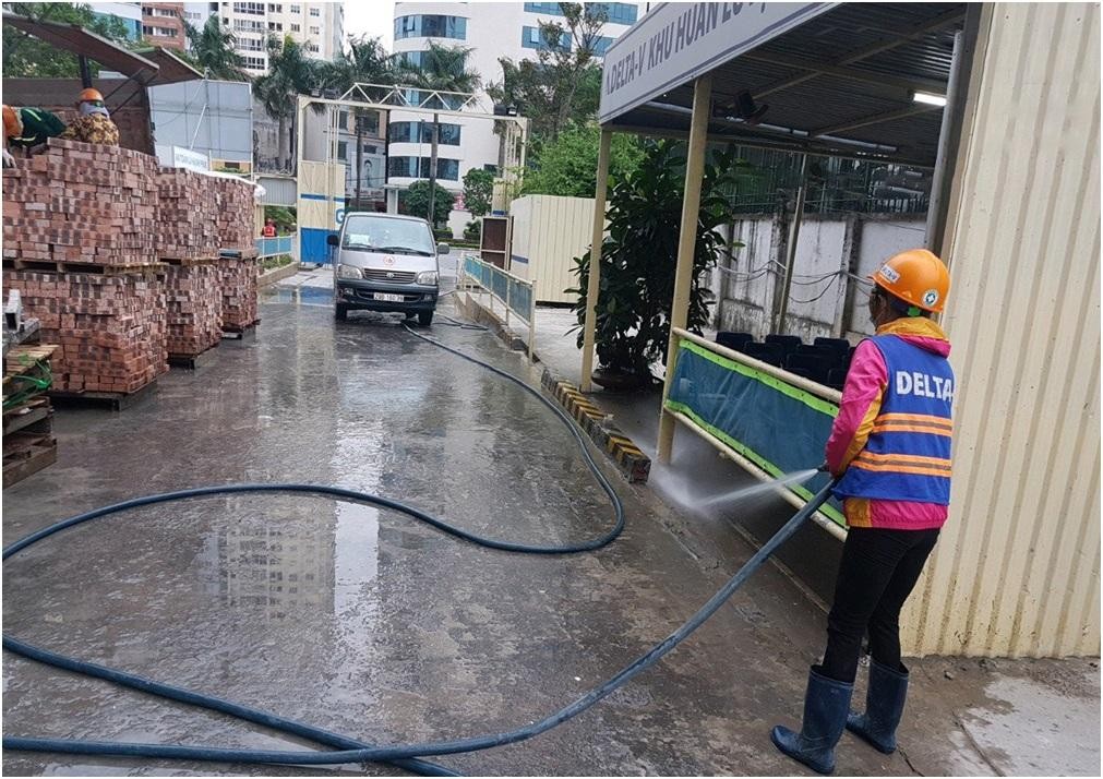 Phun rửa xe ra vào khu vực công trường.