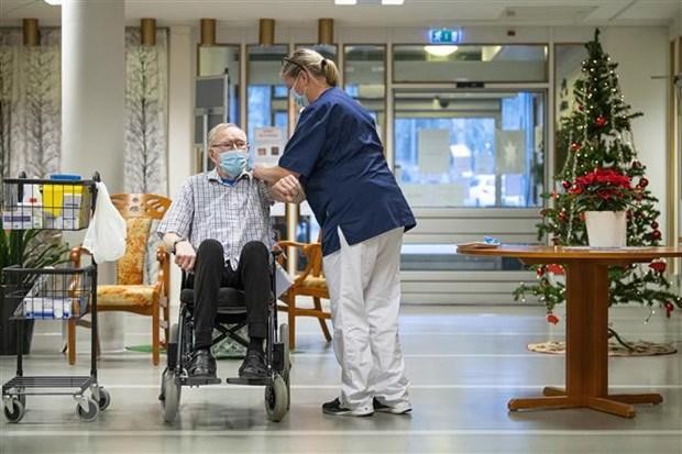 Tiêm chủng vaccine ngừa COVID-19 tại một viện dưỡng lão ở Nykoping, Thụy Điển, ngày 27/12/2020. (Nguồn: AFP/TTXVN).