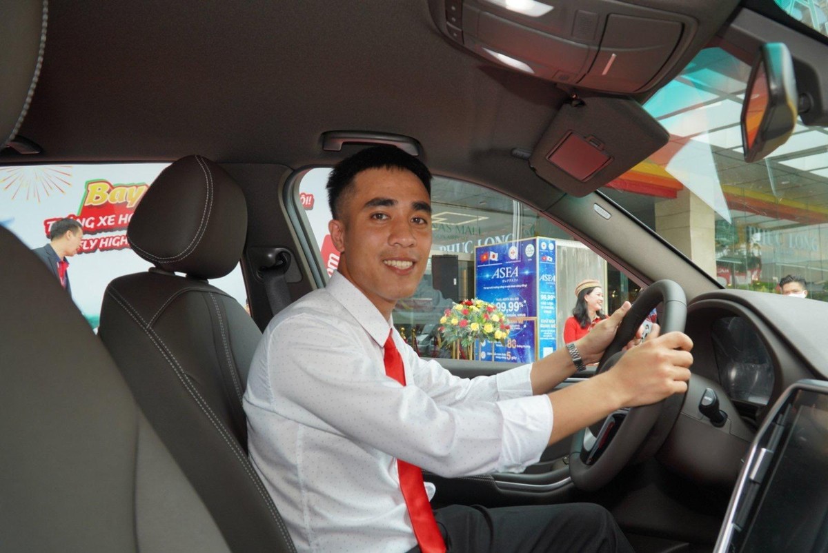Anh Trần Quang Vĩ trên chiếc xe phần thưởng.