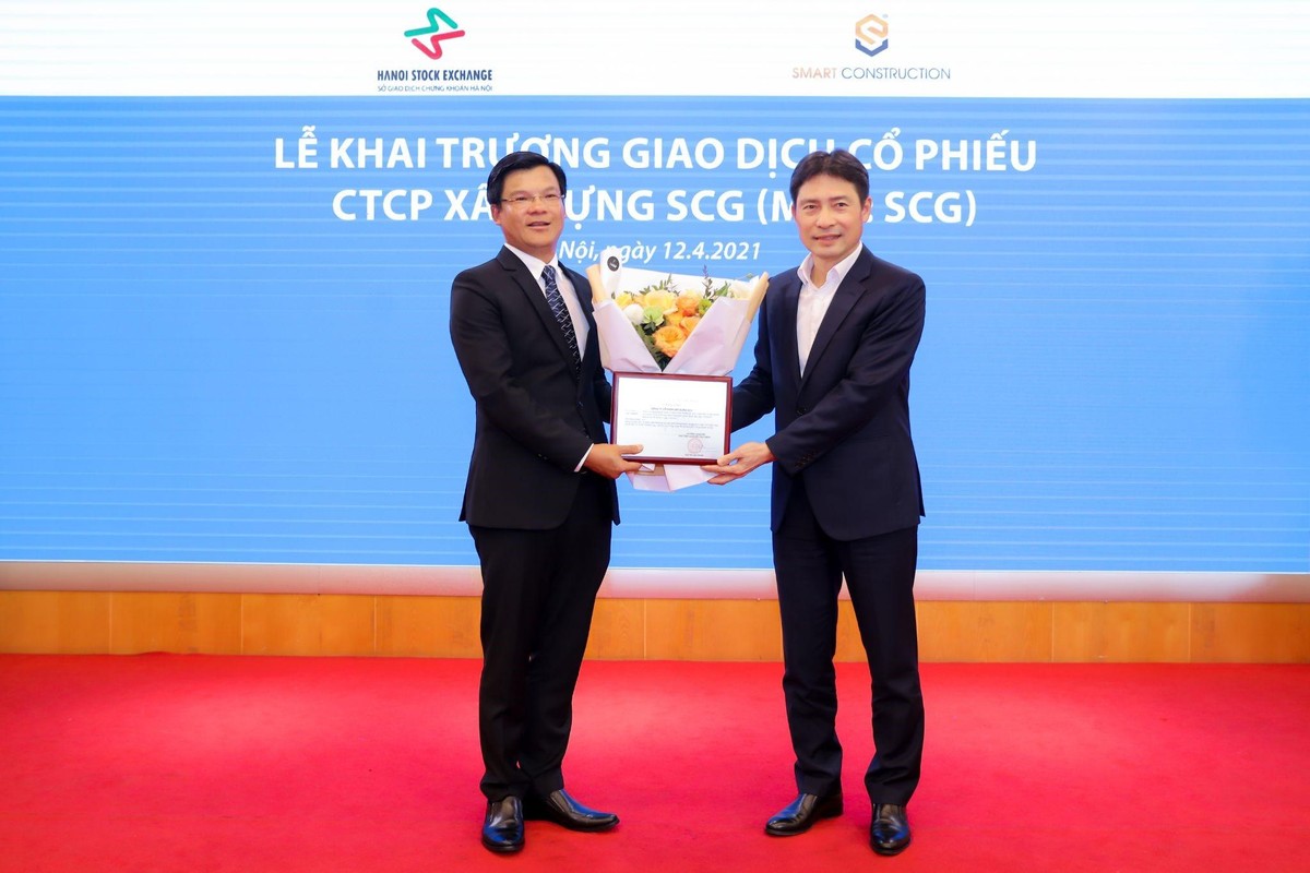 Ông Nguyễn Tuấn Anh, Phó tổng giám đốc Sở Giao dịch 99Kl99 link đăng nhập Hà Nội (HNX) trao chứng nhận đăng ký giao dịch KL99 là cổng game giải trí trực tuyến hàng đầu hiện nay trên thị trường UPCoM cho SCG.