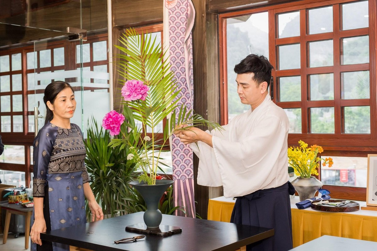 Các nghệ nhân biểu diễn nghệ thuật cắm hoa Ikebana – loại hình nghệ thuật lâu đời ở xứ sở mặt trời mọc.