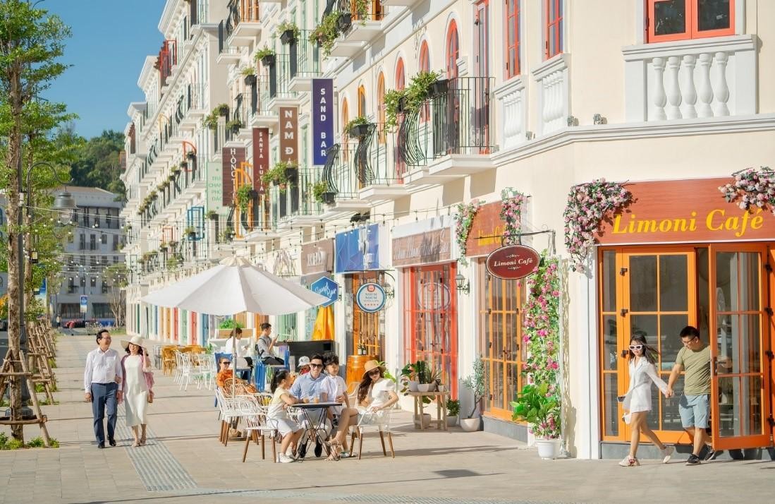 Nam đảo còn là nơi xuất hiện khu đô thị đầu tiên của thành phố đảo. Sun Grand City New An Thoi nằm trên trục đường 4 làn xe xuyên đảo Ngọc, được ví như giao điểm vàng, khai mở nhịp sống mới cho phường An Thới với 3 chức năng an cư - Kl992 VIP Trang Chủ 2026 - giải trí.