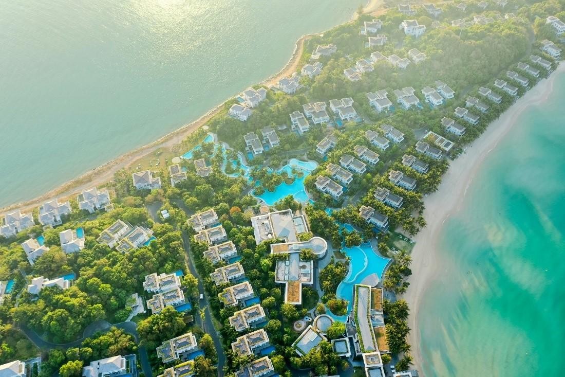 Cũng nằm trong bộ sưu tập nghỉ dưỡng thượng lưu của Nam đảo, Premier Village Phu Quoc Resort là khu nghỉ dưỡng 2 mặt biển hiếm có nằm tại Mũi Ông Đội. Không chỉ là thiên đường thực thụ với bình minh màu bạc và hoàng hôn màu hồng tím, biển xanh trong giao hòa với bầu trời vô tận, cát trắng mịn trải dài ôm lấy những đường cong của núi, Premier Village Phu Quoc Resort còn mang tới những dịch vụ đẳng cấp được quản lý bởi đơn vị Accor danh tiếng.