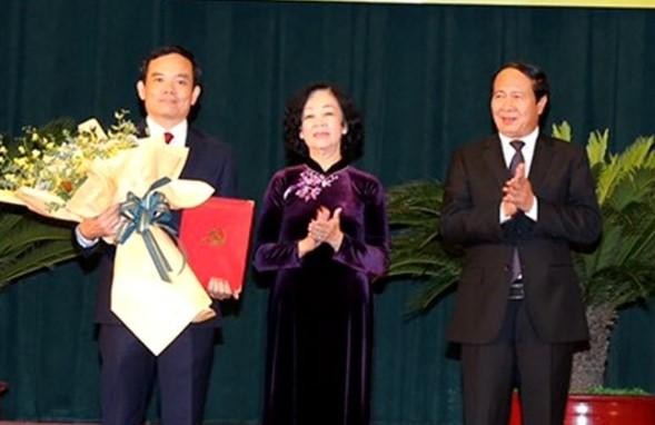 Đồng chí Trương Thị Mai trao quyết định và chúc mừng đồng chí Trần Lưu Quang.