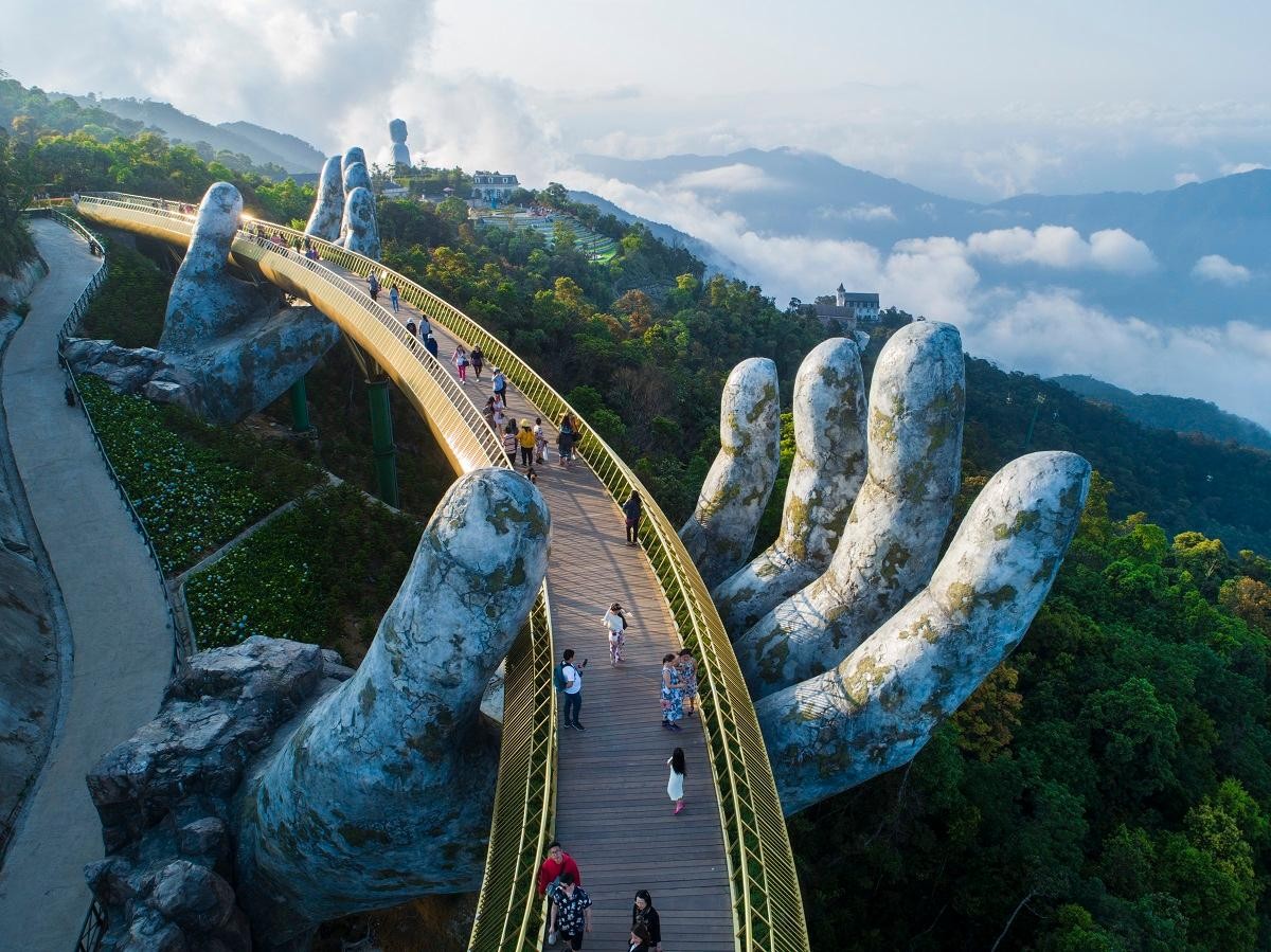 Hệ sinh thái du lịch của Sun Group tại TP biển Đà Nẵng cũng không kém phần độc đáo với “Công viên chủ đề hàng đầu châu Á năm 2020” Sun World Ba Na Hills (nơi có Cầu Vàng – biểu tượng của du lịch Việt Nam) cùng hàng loạt khu nghỉ dưỡng, khách sạn đẳng cấp như InterContinental Danang Sun Peninsula Resort, Premier Village Danang Resort, Novotel...