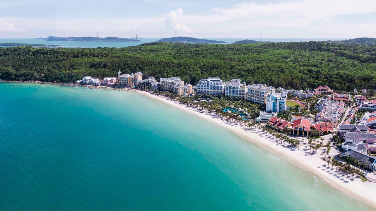 Trong hệ sinh thái đó, có sắc màu sang chảnh của những khu nghỉ dưỡng 5 sao đẳng cấp như JW Marriott Phu Quoc Emerald Bay Resort, Sun Premier Village The Eden Bay; sự sôi động tươi vui của những tổ hợp giải trí: cáp treo vượt biển dài nhất thế giới, khu du lịch Sun World Hon Thom Nature Park, công viên nước Aquatopia hiện đại hàng đầu Đông Nam Á và đặc biệt là thị trấn Địa Trung Hải, nơi hứa hẹn sẽ lấp đầy trải nghiệm cho du khách.