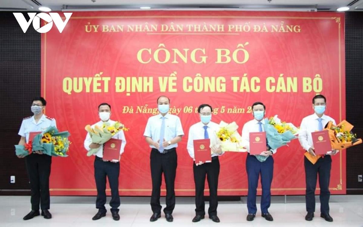 Ông Lê Quang Nam, Phó Chủ tịch UBND thành phố Đà Nẵng trao quyết định bổ nhiệm các Phó Giám đốc sở.