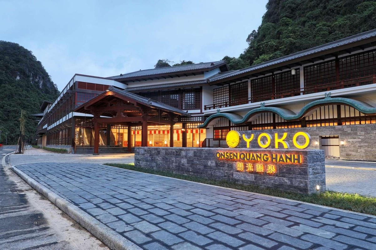 Giờ đây, thay vì phải bay tới xứ sở hoa anh đào xa xôi, giới thượng lưu sẽ được trải nghiệm chuỗi dịch vụ onsen chuẩn Nhật ngay tại Yoko Onsen Quang Hanh – nơi không chỉ được thiết kế theo chuẩn kiến trúc Nhật Bản mà còn được vận hành bởi chính các chuyên gia giàu kinh nghiệm đến từ xứ sở mặt trời mọc.