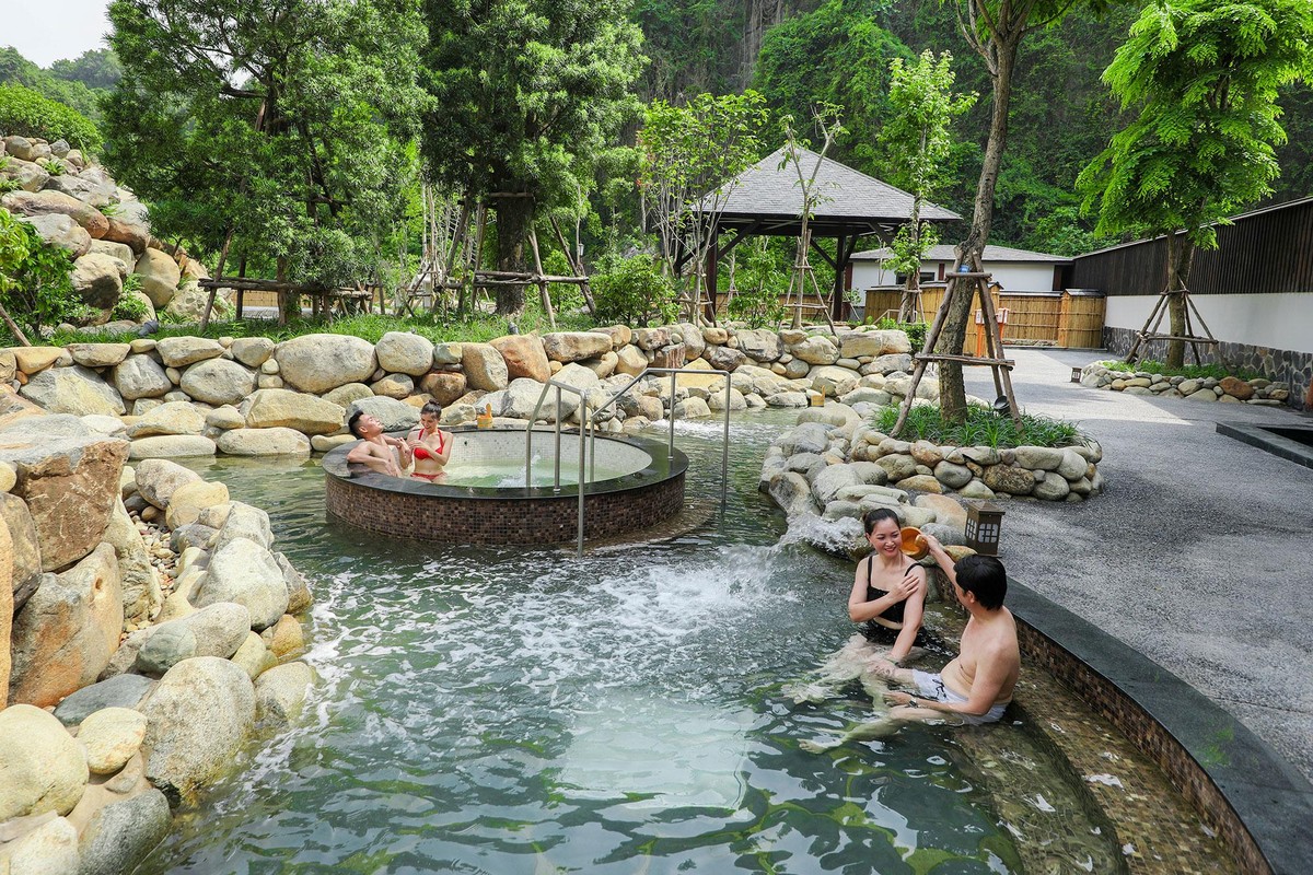 Đến với Yoko Onsen Quang Hanh, vừa hòa mình vào không gian kiến trúc Nhật Bản ấn tượng giao hòa với thiên nhiên núi non trùng điệp tại Quang Hanh, vừa ngâm mình trong làn nước nóng giàu khoáng chất cùng trải nghiệm nhiều dịch vụ đẳng cấp khác mới thấy vì sao Yoko Onsen Quang Hanh lại tạo nên cơn sốt ngay từ những ngày đầu mới đi vào hoạt động, với tỷ lệ “booking” đạt tới 100% trong nhiều tháng liên tục và được giới thượng lưu lựa chọn là điểm nghỉ dưỡng sức khỏe hàng đầu cho gia đình.