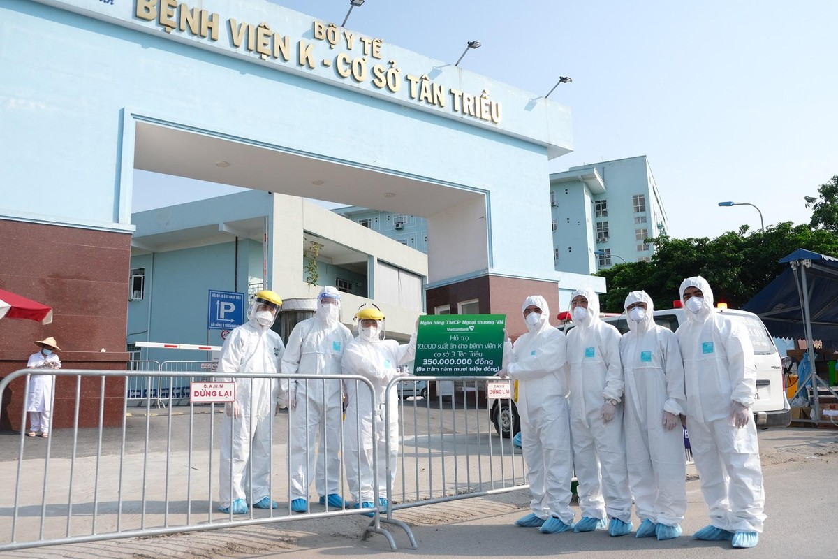 Ông Nguyễn Thanh Tùng – Phó Tổng Giám đốc Vietcombank (thứ 4 từ phải sang) và bà Trần Hồng Nhung – Phó Chủ tịch thường trực Công đoàn Trụ sở chính Vietcombank (thứ 2 từ phải sang) trao hỗ trợ 10.000 suất ăn tương ứng với 350 triệu đồng đến đại diện Bệnh Viện K cơ sở Tân Triều.