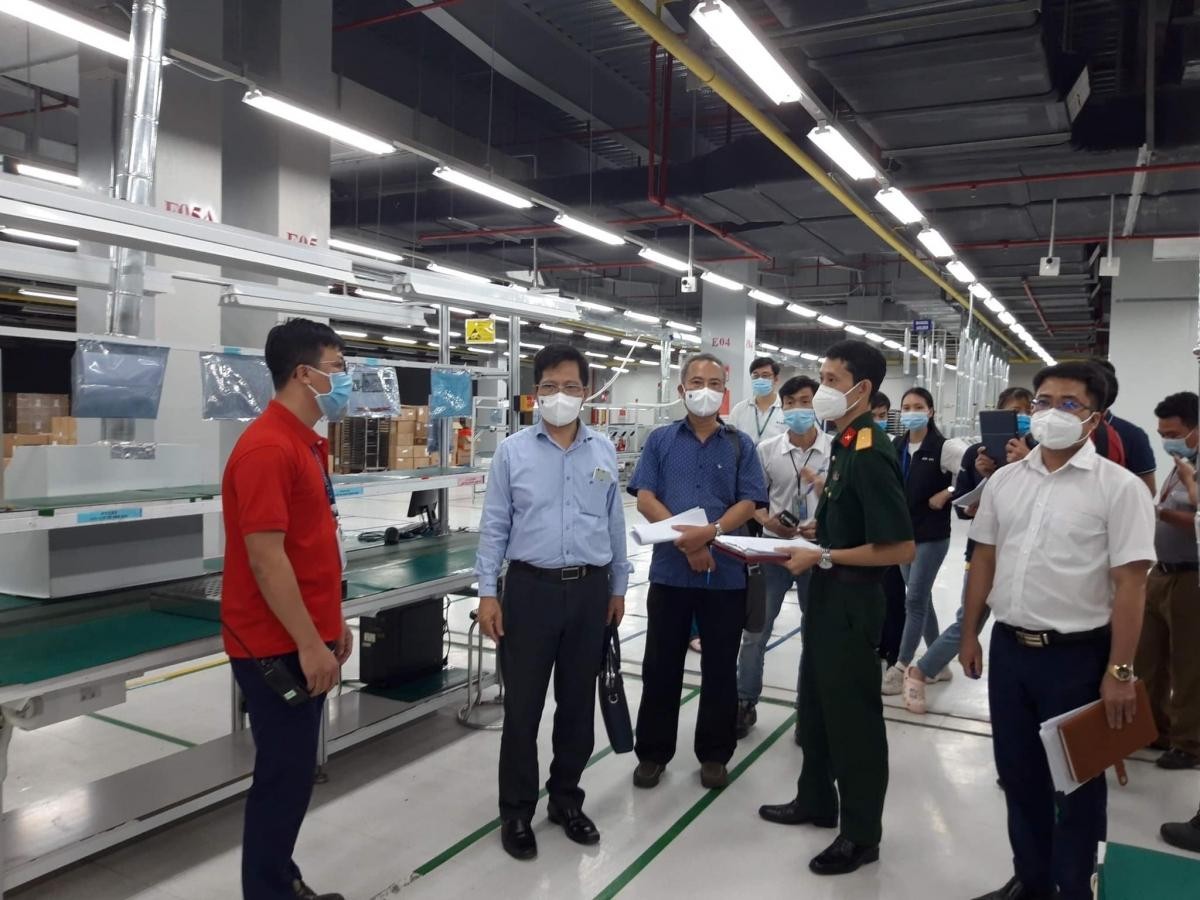 Đoàn chuyên gia của Bộ Y tế kiểm tra việc triển khai các quy định phòng chống dịch tại các KCN của Bắc Giang ngày 26/5.