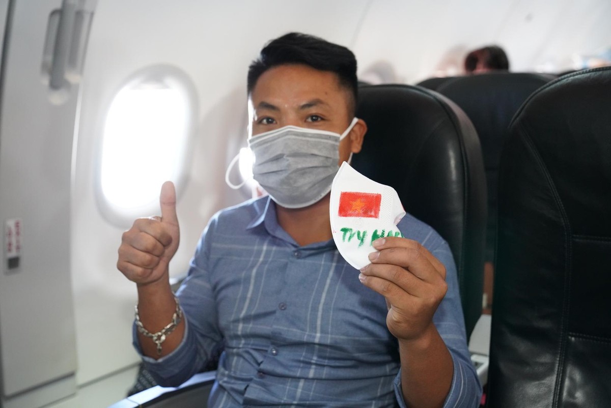 Các khách hàng khác trên chuyến bay cũng hào hứng tham gia cùng các bạn nhỏ trên tàu.