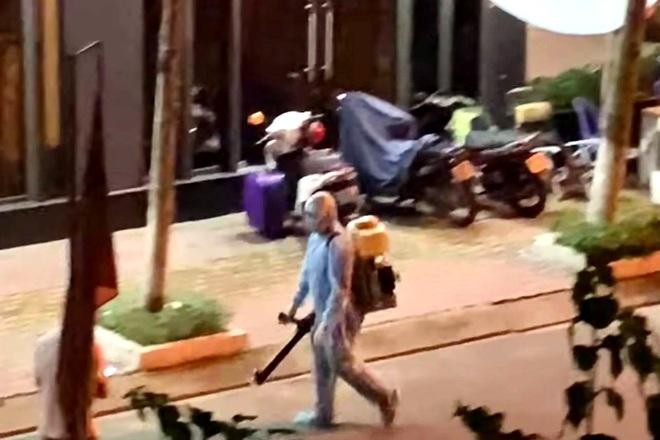 Nhân viên y tế khử trùng ngay trong đêm những nơi ca mắc Covid-19 từng đến.