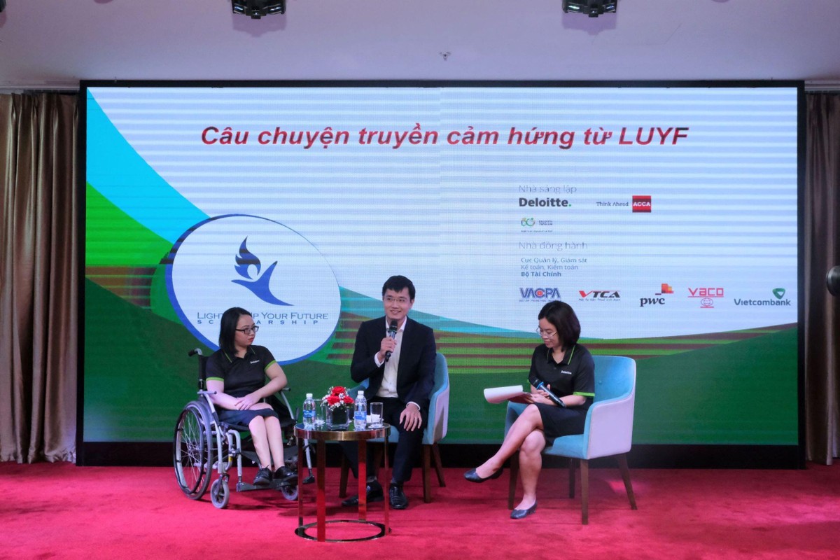 Chị Phạm Thị Hương - Kiểm toán viên của Deloitte Việt Nam (ngoài cùng bên trái) phát biểu chia sẻ tại tọa đàm trao học bổng LUYF.