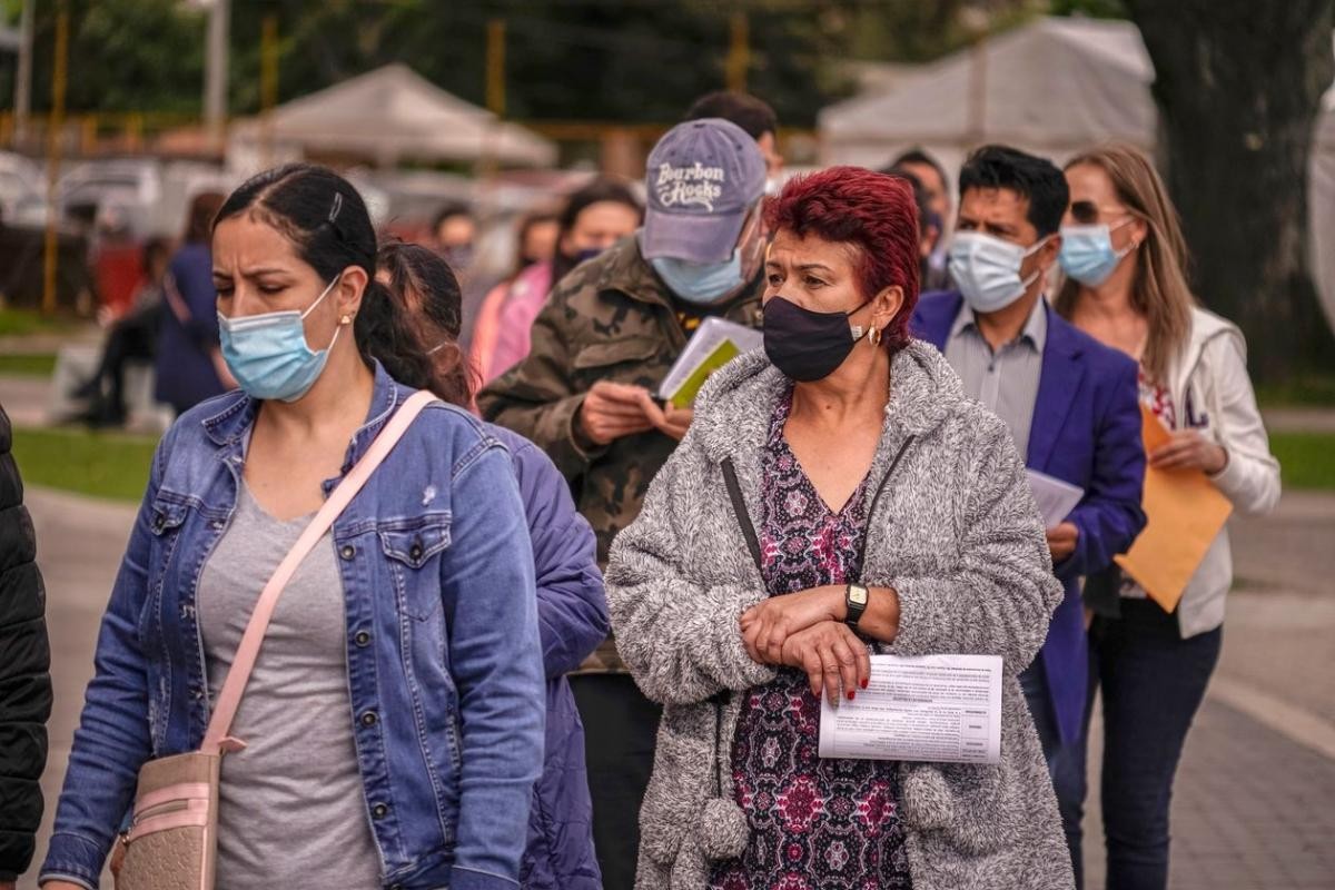 Người dân xếp hàng chờ tiêm chủng ở Bogotá, Colombia. Ảnh: Getty Images. Người dân xếp hàng chờ tiêm chủng ở Bogotá, Colombia. Ảnh: Getty Images.