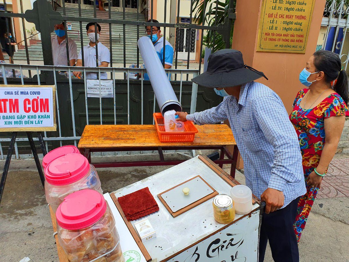 Thu nhập của những người bán dạo giảm nhiều do dịch covid 19 quá kéo dài.