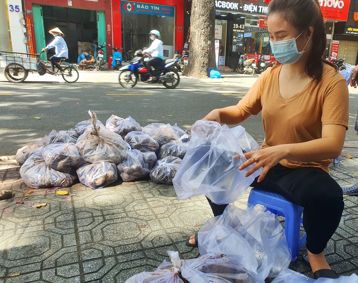 Bên cạnh đó, nhiều bạn trẻ ở Sài Gòn cũng đã vận động nhau hùn tiền để chia các phần quà tới những người khó khăn.