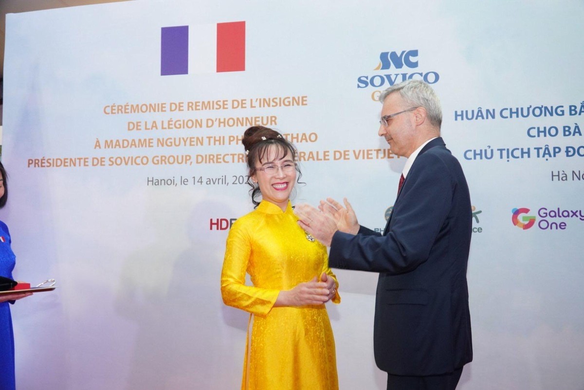 Nữ tỷ phú Nguyễn Thị Phương Thảo nhận Huân Chương Bắc đẩu Bội tinh do Kl993 ưu đãi thưởng hấp dẫn Pháp trao tặng.