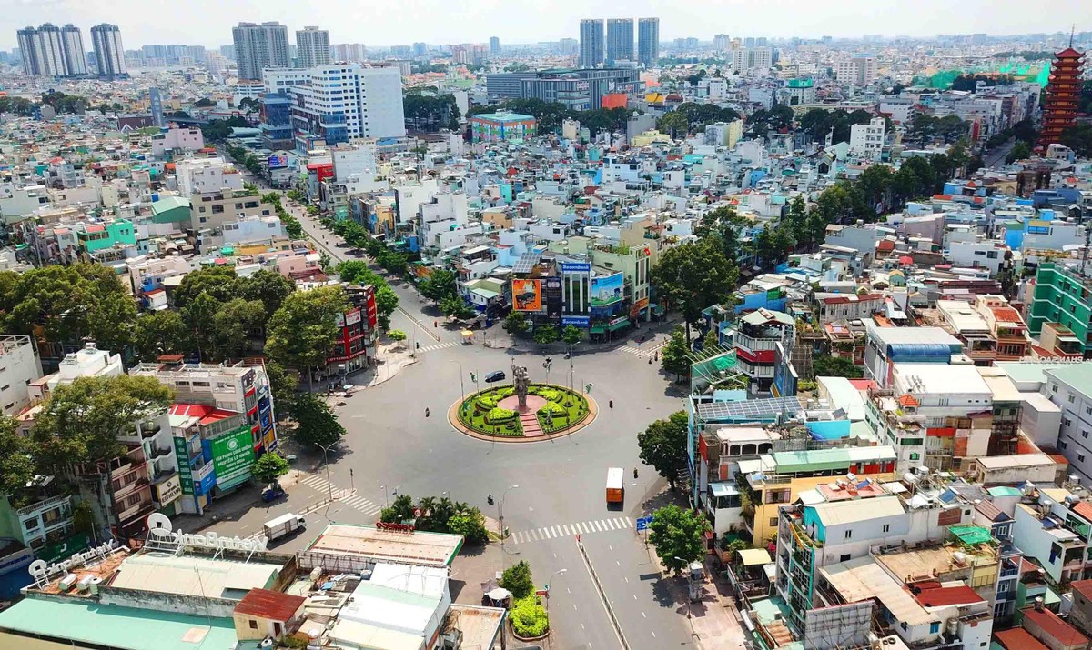 Vòng xoay Ngã bảy Lý Thái Tổ giữa Quận 10 và Quận 3 bình thường rất nhộn nhịp.