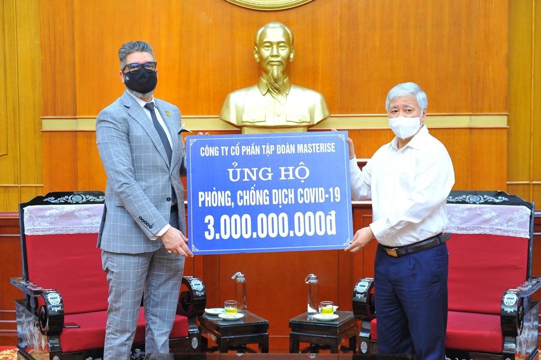 Chủ tịch Ủy ban Trung ương Mặt trận Tổ quốc Việt Nam - ông Đỗ Văn Chiến (phải) tiếp nhận hỗ trợ.
