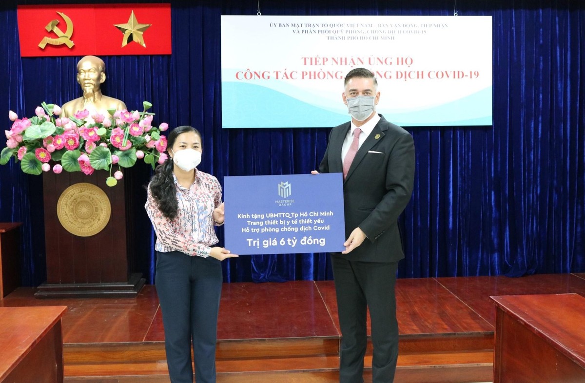 Đại diện Kl994 game bài casino hấp dẫn (phải) trao 6 tỷ đồng hỗ trợ trang thiết bị y tế, tiếp sức cho tuyến đầu chống dịch tại TP.HCM.