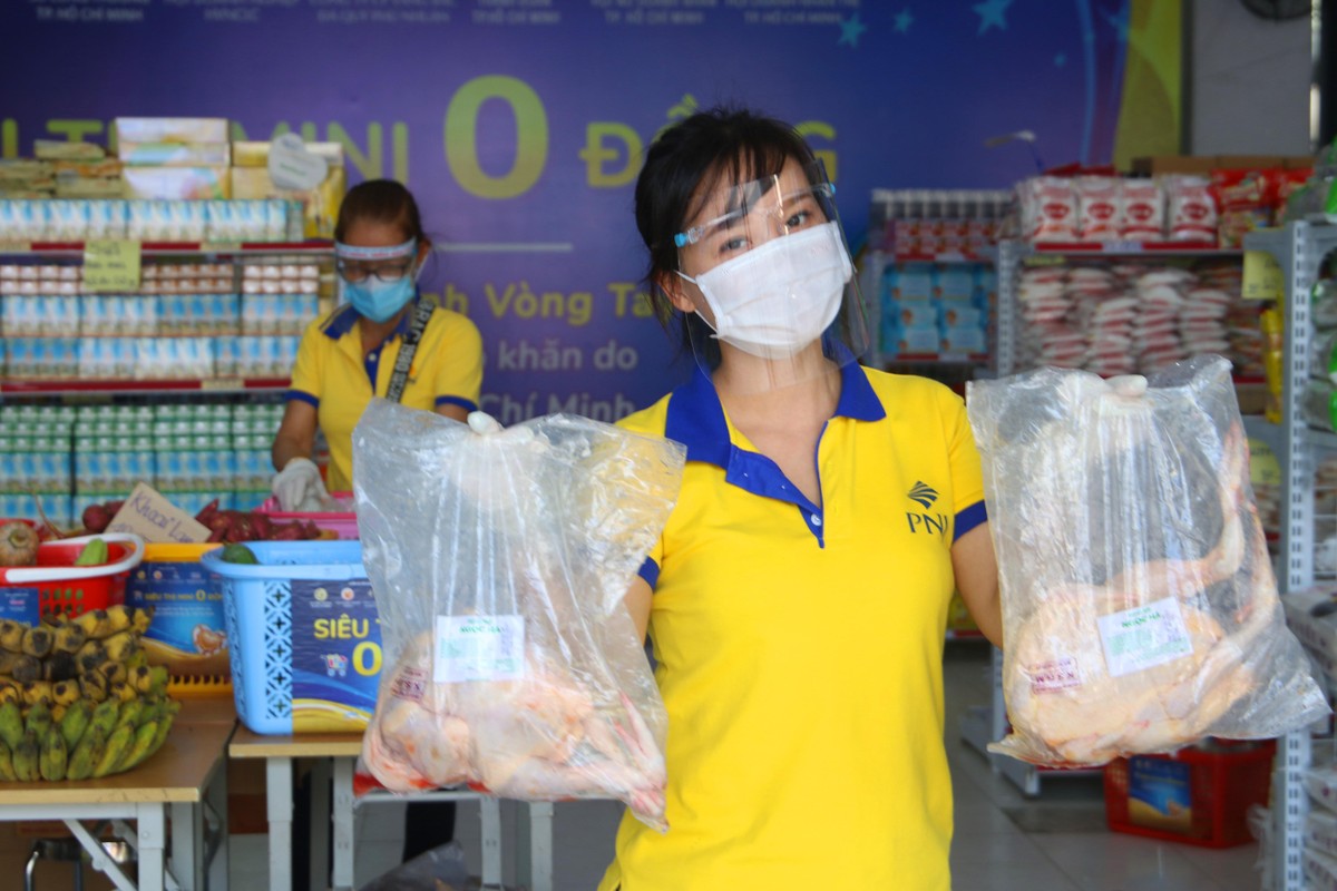 Nhân viên PNJ Phạm Thị Hồng Hạnh, chuẩn bị gà với giá 50.000 đồng/con ngày mở cửa siêu thị.