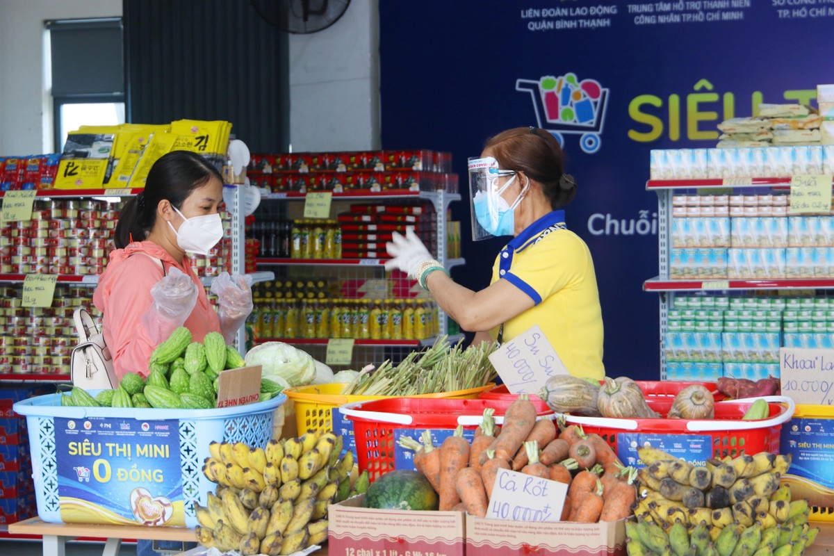 Giữ khoảng cách khi lựa chọn mặt hàng.