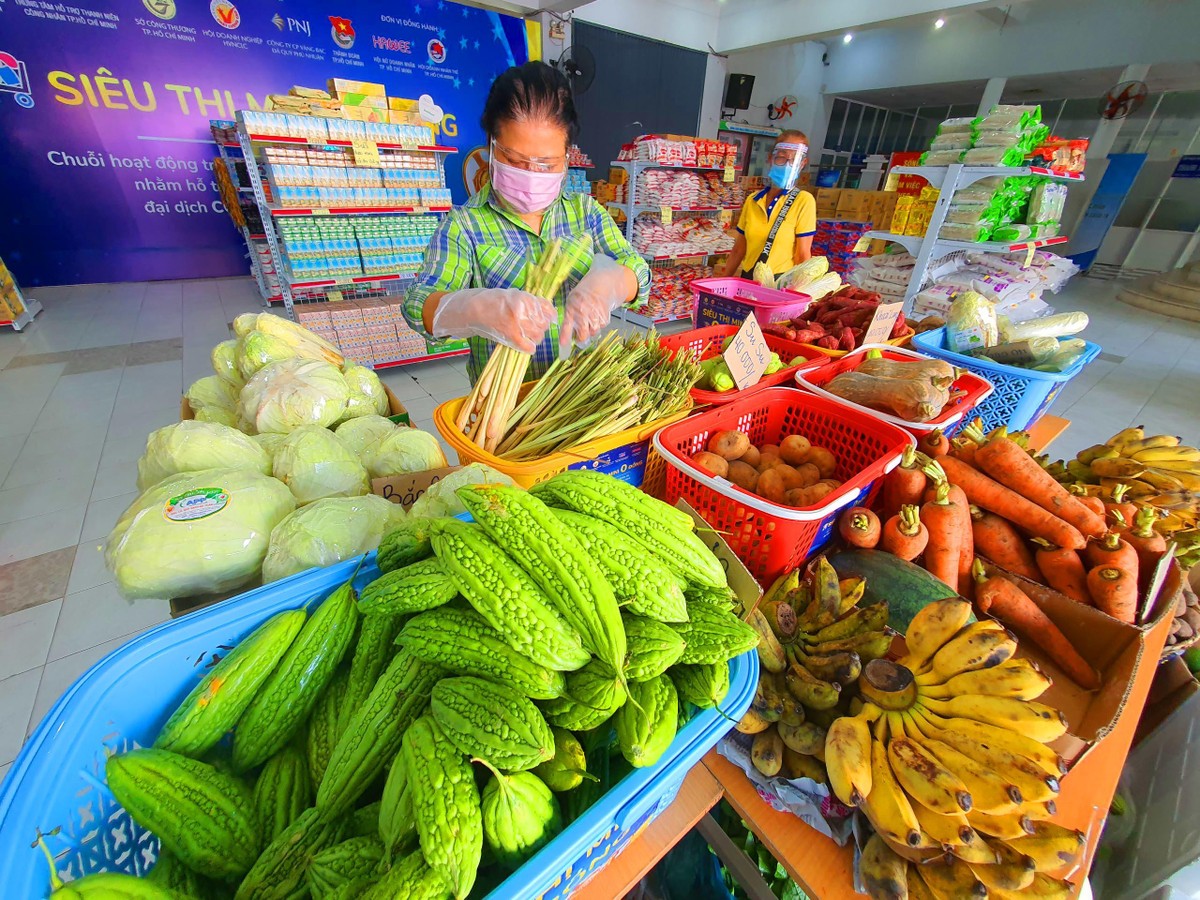 Những người bị ảnh hưởng bởi dịch sẽ được phát phiếu trị giá 300.000 đồng/người để có thể mua hàng tại đây với giá thấp hơn trên trường nhiều lần.