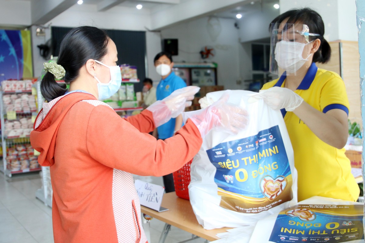 Chọn hàng tươi, rẻ lại được phục vụ ân cần, những người gặp khó khăn trong đại dịch đều cảm thấy ấm áp.