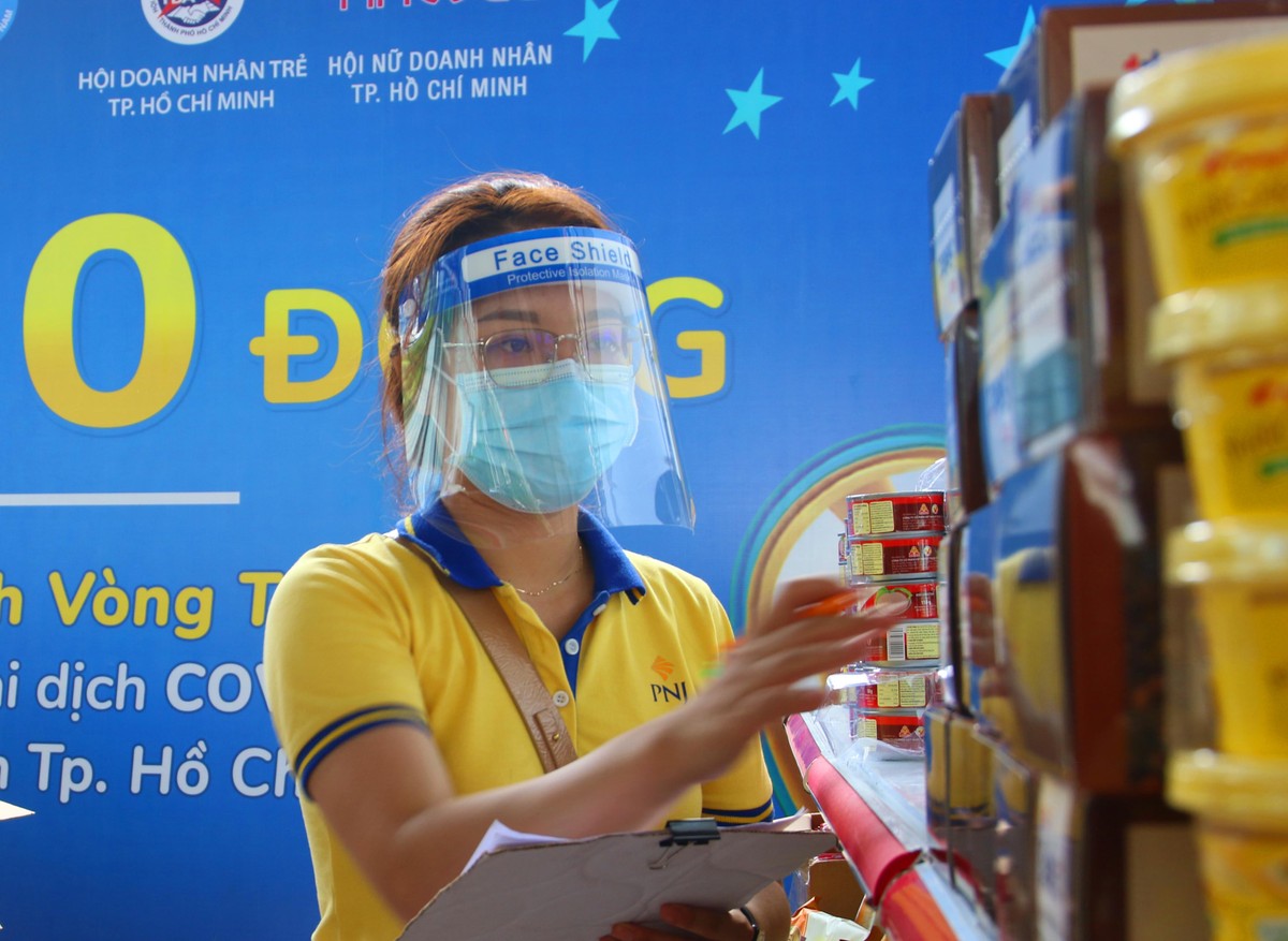Nhân viên kiểm tra lượng hàng hóa.