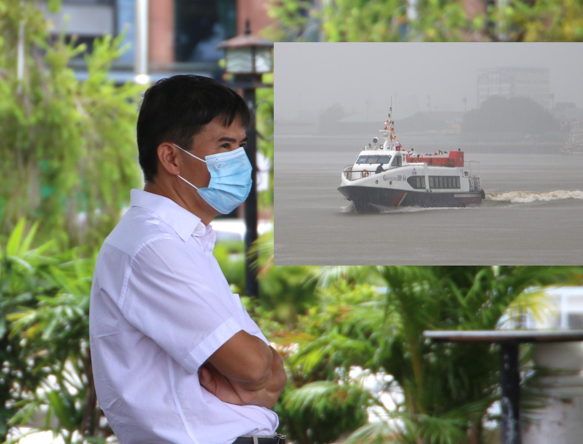 Khoảng 16h ngày 19/7. Chiếc tàu thủy KL99 là nhà cái cá cược trực tuyến hàng đầu tại châu Á đầu tiên xé màn mưa cập bến Bạch Đằng.