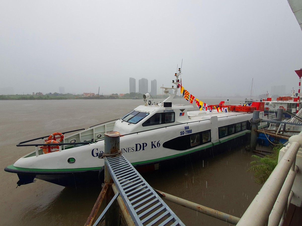 Tàu đã tháo hết ghế với sức chứa 20 tấn hàng hóa.