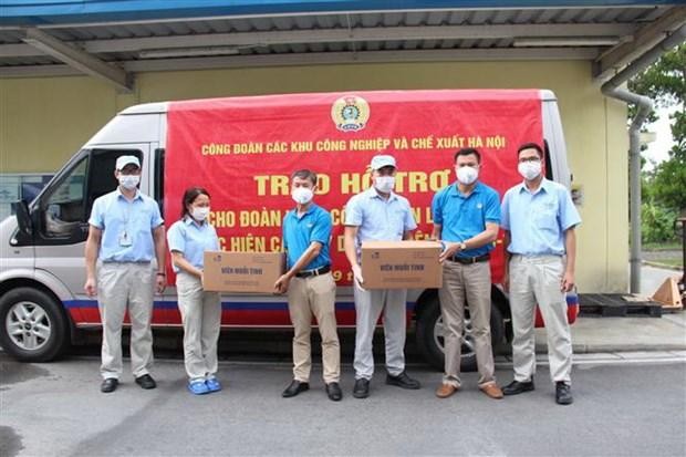 Công đoàn các khu công nghiệp và chế xuất Hà Nội hỗ trợ các nhu yếu phẩm thiết yếu cho 1.630 công nhân đang bị cách ly tại Công ty TNHH Linh kiện điện tử SEI Việt Nam. (Ảnh: TTXVN phát).