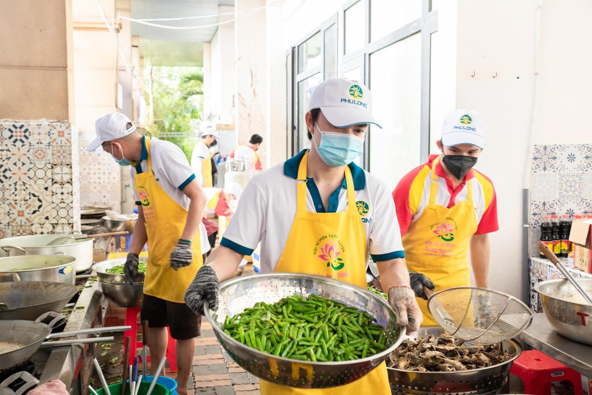 "Bữa cơm yêu thương" vẫn đang hoạt động hết công suất để hoàn thành hơn 20.000 phần cơm mỗi ngày.