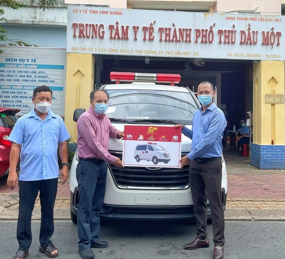 Xe cứu thương hiện đại được trao tặng cho hệ thống y tế để tăng cường năng lực cấp cứu bệnh nhân.