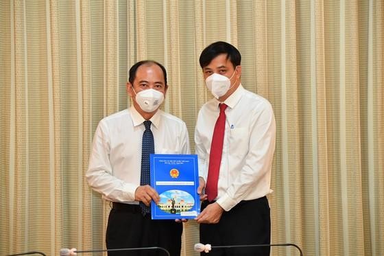 Phó Chủ tịch UBND TPHCM trao quyết định bổ nhiệm PGS.TS Tăng Chí Thượng giữ chức Giám đốc Sở Y tế TPHCM.